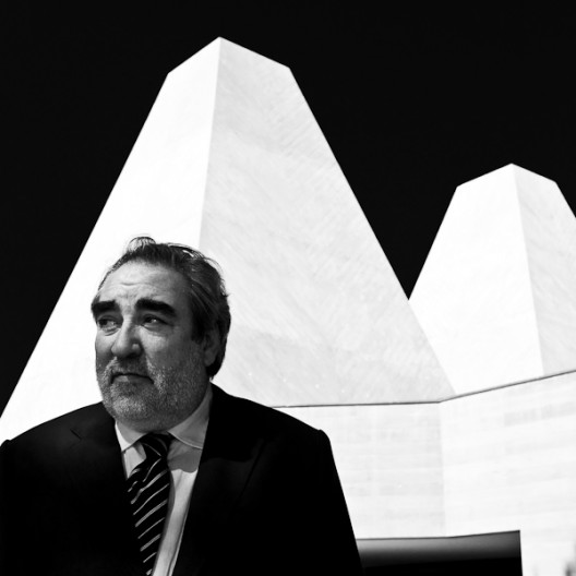 Eduardo Souto de Moura, 2011 Pritzker laureate, frente al Museo Casa das Histórias de Paula Rego. Foto por Francisco Nogueira.