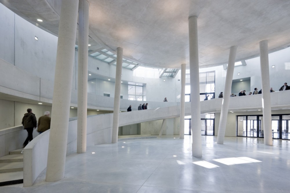 Centro de Visitantes Museo Alésia / Bernard Tschumi Architects  (6) © Iwan Baan