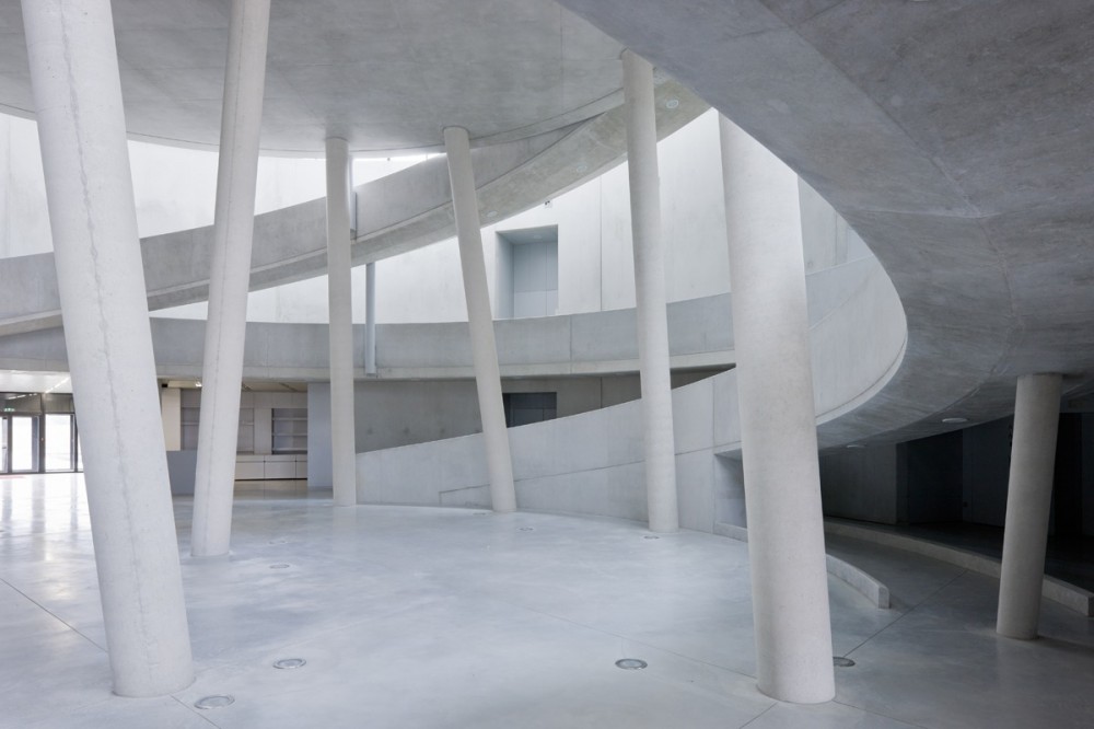 Centro de Visitantes Museo Alésia / Bernard Tschumi Architects  (5) © Iwan Baan