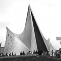 Clássicos da Arquitetura: Pavilhão Philips Expo 58 / Le Corbusier e Iannis Xenakis © wikimedia commons / wouter hagens